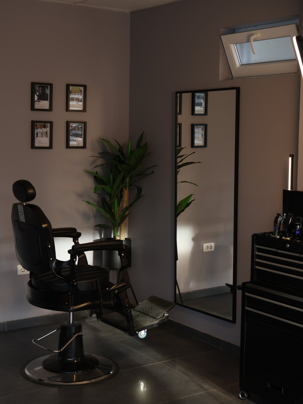 Stolica, biljka i ogledalo u radnji UROŠ Barbershop